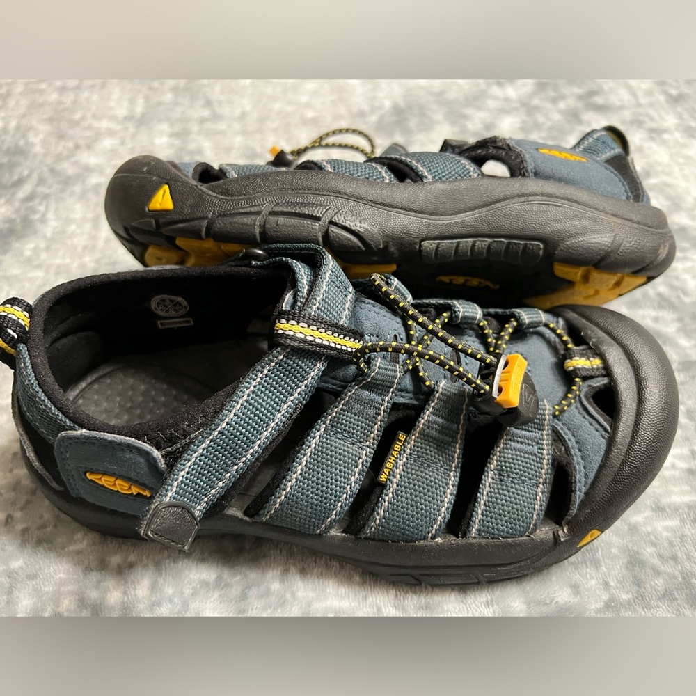 Keen unisex hiking water shoes youth sz. 3